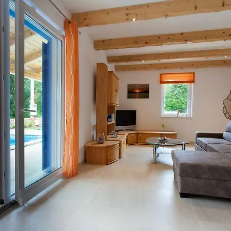 וילה Yvonne Milohnici